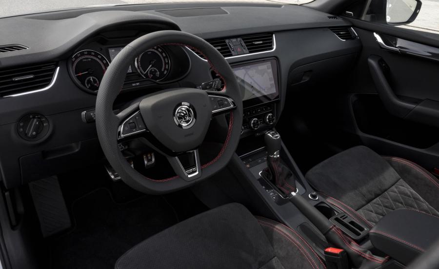 Интерьер Skoda Octavia RS Combi 2017 года  (WW) (фото 44 из 48)